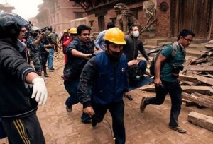 Men transport the wounded out of wreckage, Nepal, April 25, 2014 | Photo courtesy of the Red Cross, St. George News