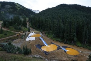 Water flows through a series of retention ponds built to contain and filter out heavy metals and chemicals from the Gold King mine chemical accident, in the spillway about 1/4 mile downstream from the mine, Federal officials say they have suspended cleanup work and investigations covering 10 mining sites in four states to guard against a repeat of last month’s massive wastewater spill from an inactive Colorado gold mine. Details provided to The Associated Press show the order applies to three sites in California, four in Colorado, two in Montana and one in Missouri, outside Silverton, Colo., Aug. 12, 2015 | AP File Photo by Brennan Linsley, St. George News