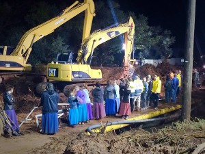 Friends and loved ones lined the street as search and recovery operations continued through Monday night into the next day in the wake of flash flooding that claimed the life of at least 13 women and children in Hildale, Utah, Sept. 15, 2015 | Photo by Kimberly Scott, St. George News