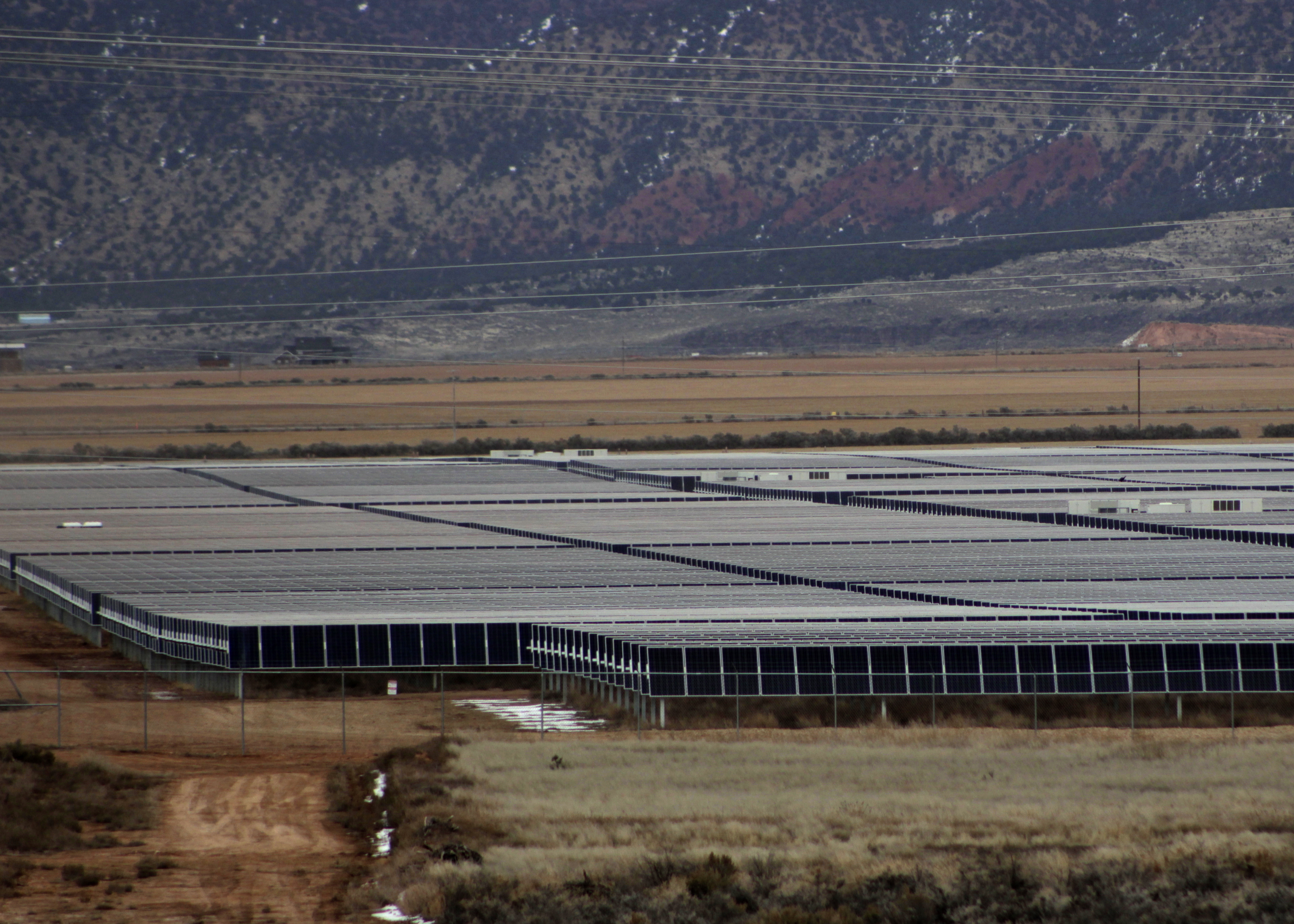 utah-s-first-utility-scale-solar-energy-plant-amps-up-to-deliver