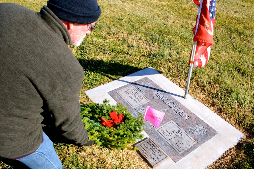 Steven W. King places a Christmas wreath on his friend and Vietnam veteran Ric Backman's grave, St. George, Utah, Dec. 17, 2016 | Photo by Valerie King, St. George News