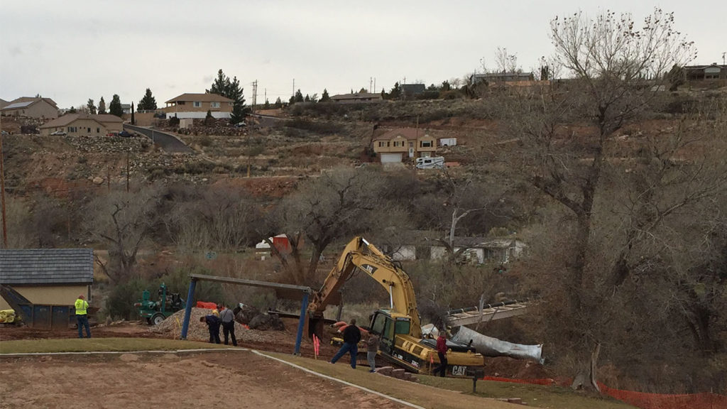 Accidente de excavador en un sitio de construcción resulto en la muerte de un hombre en LaVerkin, Utah, Enero. 3, 2017 | Foto por Ron Chaffin, Noticias St. George