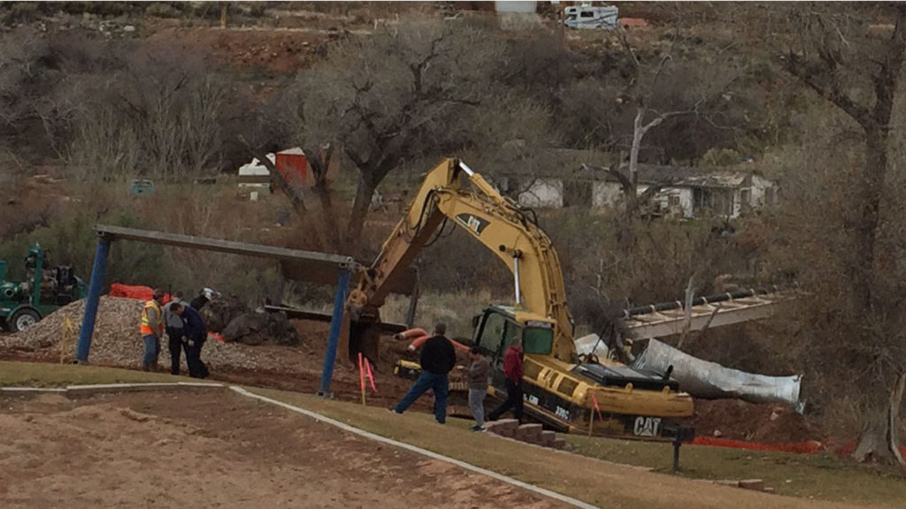 Accidente de excavador en un sitio de construcción resulto en la muerte de un hombre en LaVerkin, Utah, Enero. 3, 2017 | Foto por Ron Chaffin, Noticias St. George