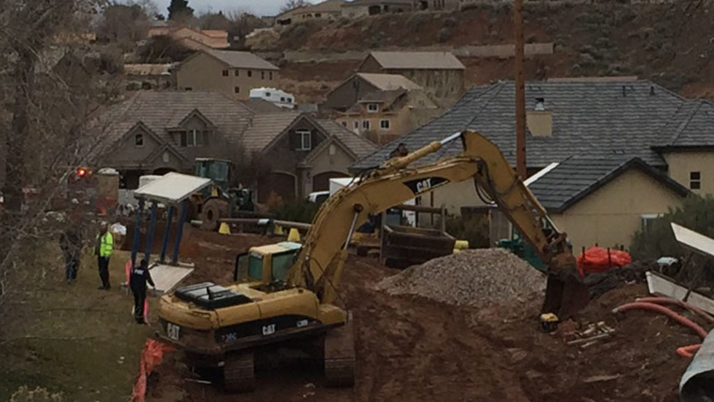 Accidente de excavador en un sitio de construcción resulto en la muerte de un hombre en LaVerkin, Utah, Enero. 3, 2017 | Foto por Ron Chaffin, Noticias St. George
