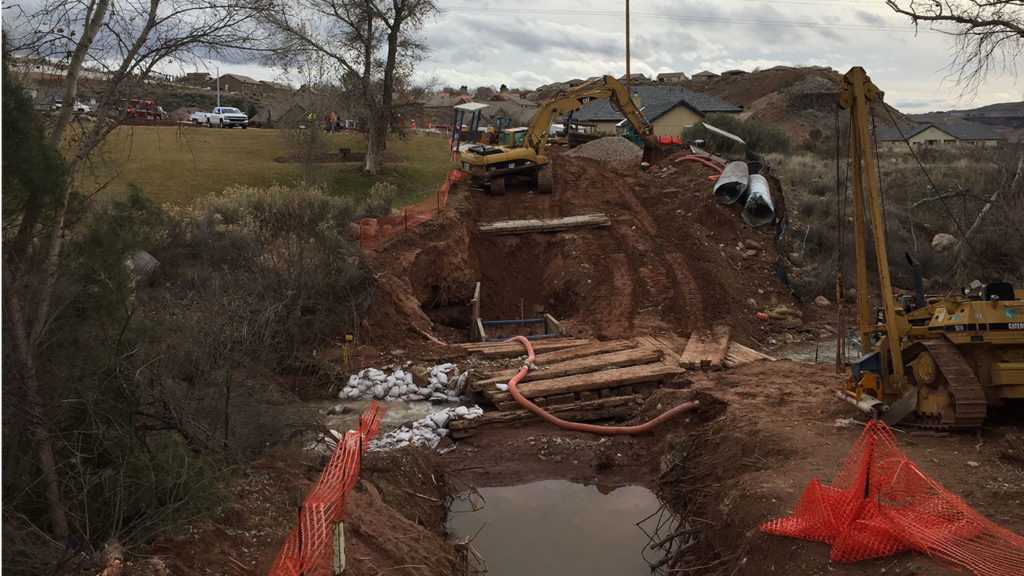 Accidente de excavador en un sitio de construcción resulto en la muerte de un hombre en LaVerkin, Utah, Enero. 3, 2017 | Foto por Ron Chaffin, Noticias St. George