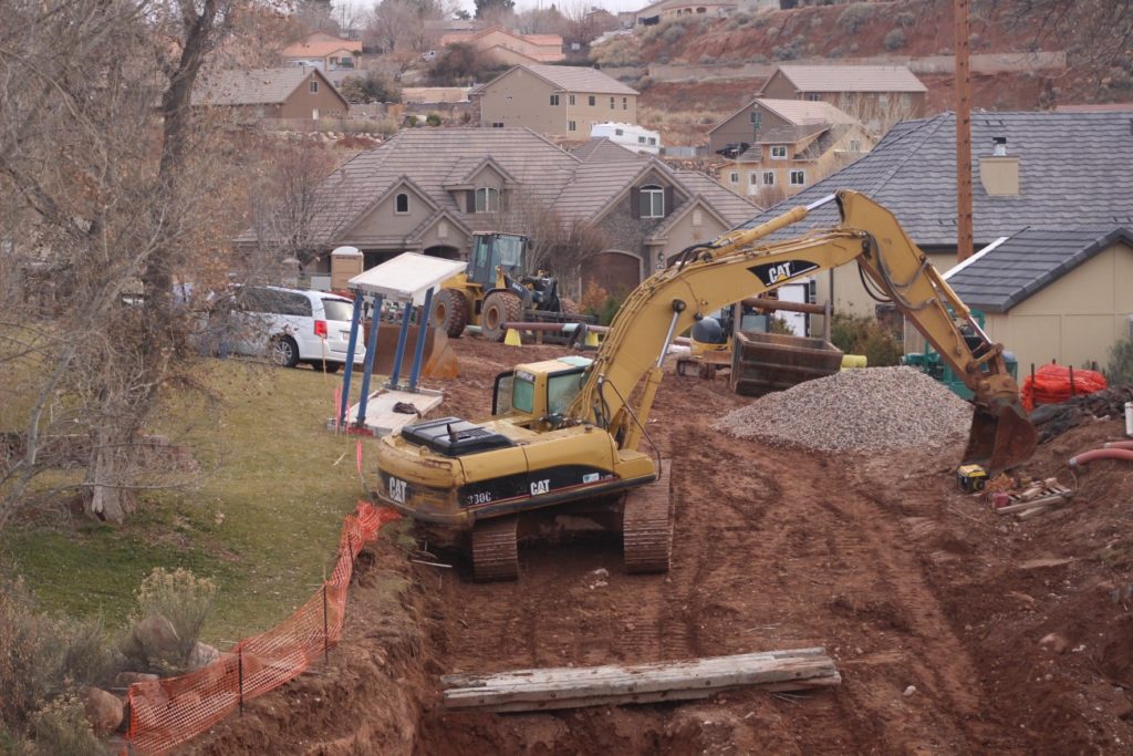 Accidente de excavador en un sitio de construcción resulto en la muerte de un hombre en LaVerkin, Utah, Enero. 3, 2017 | Foto por Ron Chaffin, Noticias St. George