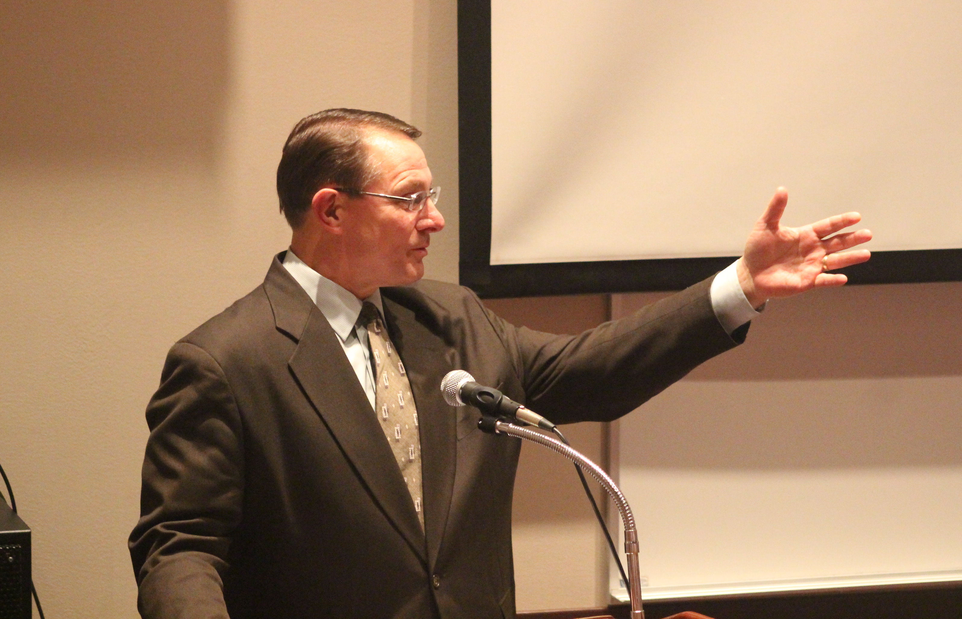 Rep. Ken ivory, R-West Jordan, speaks to a group of about 30 people, including some fellow legislators, about a movement supporting a call for a convention of states to amend the constitution with the purpose of limiting federal power. Nelson has introduced a resolution supporting the call of a convention to be addressed in the upcoming 2017 legislative session, St. George, Utah, Jan. 9, 2016 | Photo by Mori Kessler, St. George News