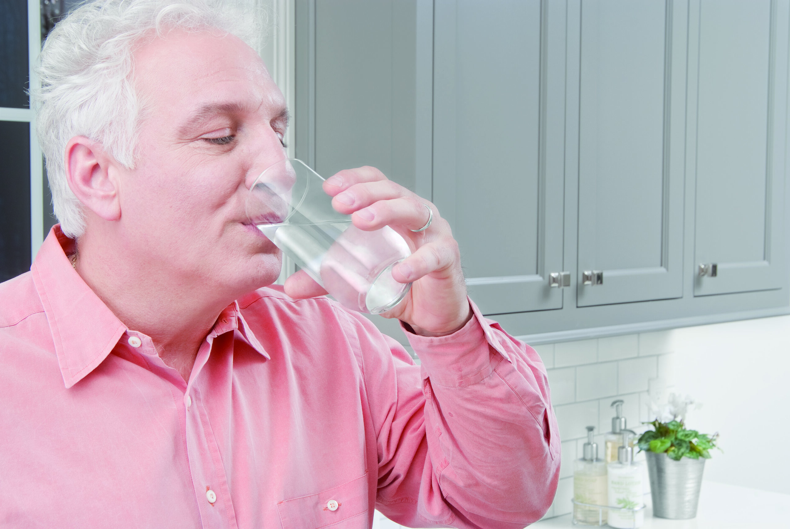 Сильная жажда тошнота. Дед пьет воду. Пожилой мужчина пьет. Дедушка пьет воду. Мужчина пьет воду.