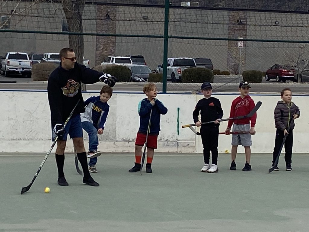 Roller hockey enthusiasts burn up the asphalt at weekly games; organizers  seeking permanent space – St George News